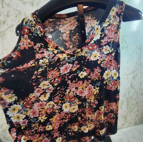 Maurices 24/7 Pretty Floral Vneck Tank - Picture 6 of 10
